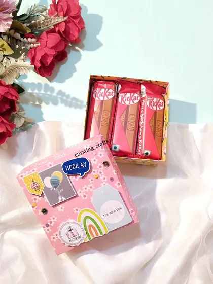 The mini hamper box with a compartment for KitKat chocolates.