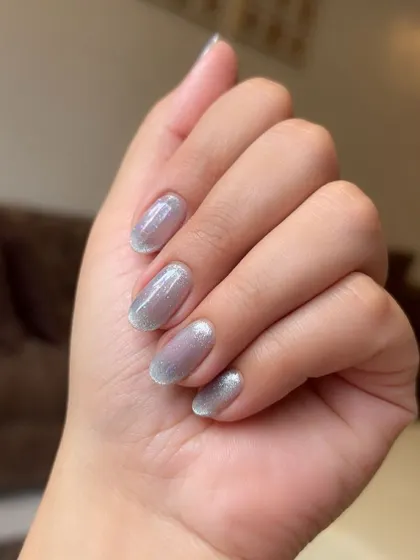 A clear shot of the cat eye effect on short, rounded nails.