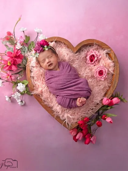 This is where artistry meets innocence. In my cozy studio, I use soft textures, beautiful florals, and heart-shaped props to create a dreamy and safe environment for your baby's first professional portraits.