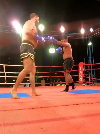 An exchange of punches in the semi-final. Sakkun's power and precision were on full display.