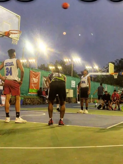 A free throw situation during a game.