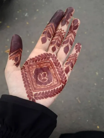 A throwback to a design from three years ago. This shows a simple but bold geometric pattern on the palm with a rich, dark stain.
