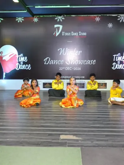 The 3-6 years grooming kids batch in formation on stage at the Winter Showcase.