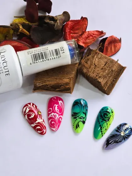 More examples of swirl and abstract nail art. These designs demonstrate the use of contrasting colors and fine lines to create dynamic and eye-catching patterns.