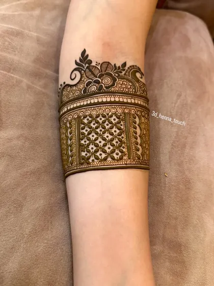 The upper portion of the personalized arm band, showcasing the intricate cuff design. The 'jaal' pattern is perfectly executed for a clean, professional finish.