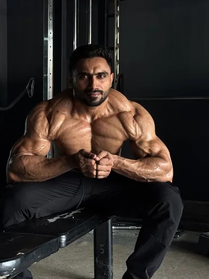 Another angle of the most muscular pose.