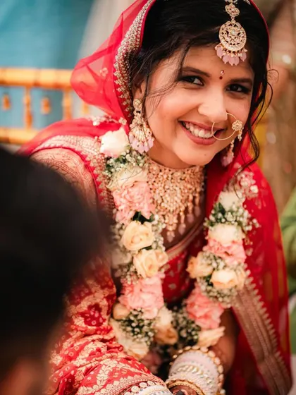 The joy in Asreen's smile during her pheras is what it's all about. Her minimal makeup look is perfect for capturing these happy, candid moments.