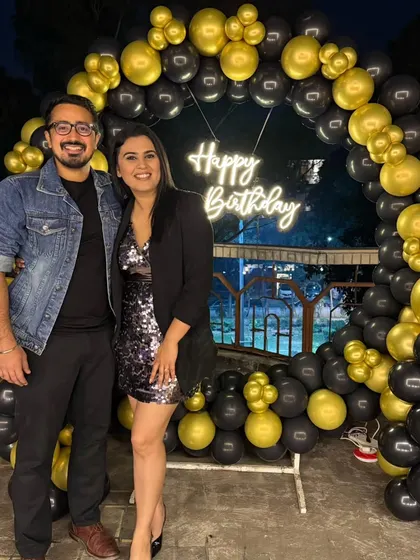The black and gold theme is a popular choice for creating a sophisticated and fun vibe for terrace parties.