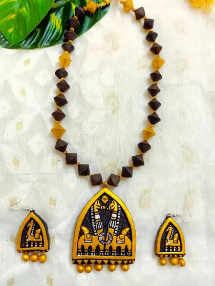 This terracotta set features a horse motif inspired by traditional Indian art. The black and gold combination gives it a classic, elegant look suitable for a wide range of customers.