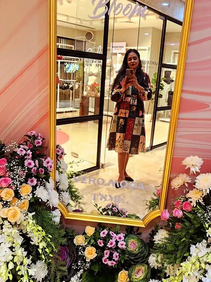 A mirror selfie at the Vero Moda summer collection launch. The beautiful floral decor and pink theme created a magical atmosphere for the event.