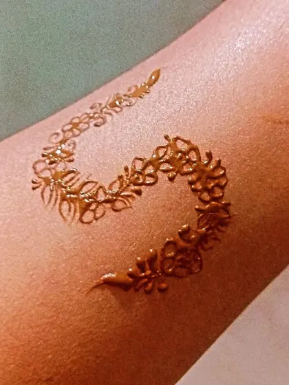 A simple yet elegant way to personalize your mehendi. This floral 'S' initial is a beautiful way to carry the name of your loved one on your skin.