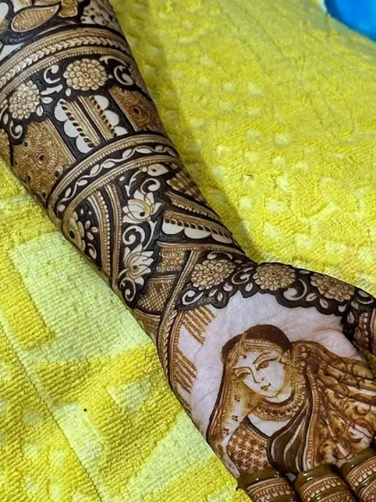 A detailed portrait of a bride in her wedding attire, drawn right onto the palm. This is a highly specialized technique that I love doing to make a bride's mehendi unforgettable.