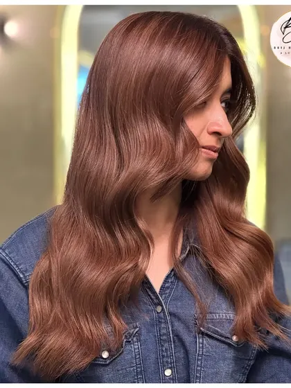 The soft waves in this rich brown style showcase the beautiful, multi-tonal effect. It’s a look that is both sophisticated and effortlessly cool.