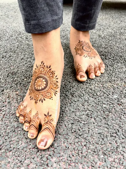 A classic mandala design for the feet, a timeless choice that is both elegant and beautiful.