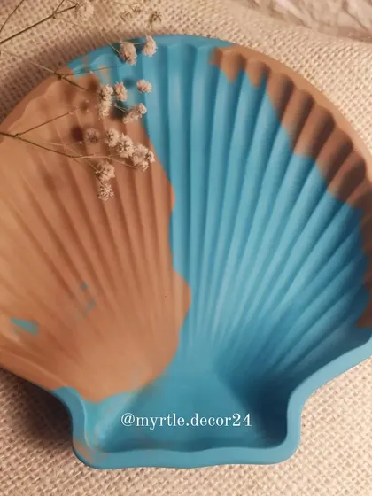 The unique color combination on this clam shell dish makes it a one-of-a-kind piece of art.