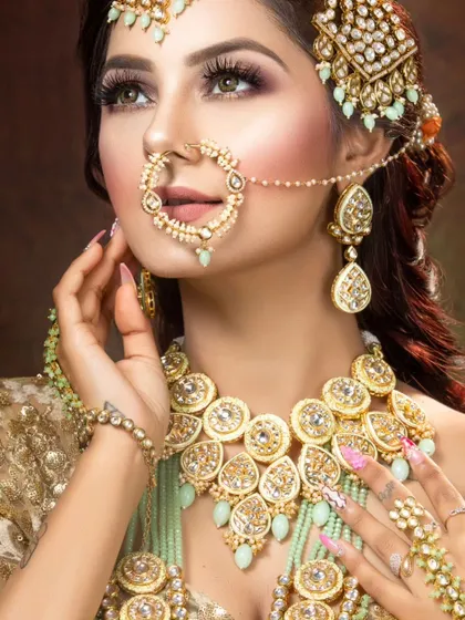 A close-up look at the details I love to create. This custom Polki set features mint green bead accents, a statement nath, and an intricate matha patti, designed to be photogenic from every angle.