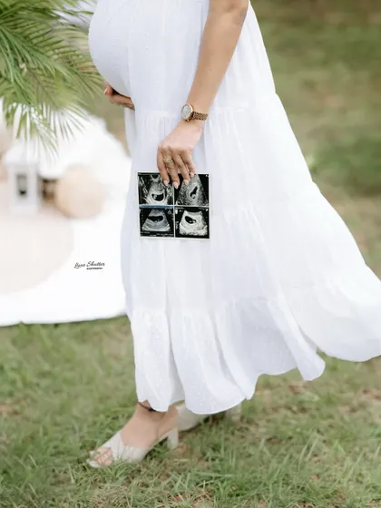 A close-up on the most important detail: the first pictures of your little one. This is a beautiful way to connect the present moment with the future you're so excited for.