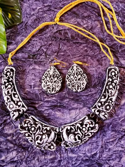 The carved 'hansli' choker in a classic black and white.