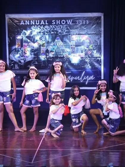 The final pose from our young performers, full of sass and style after their hula hoop act.