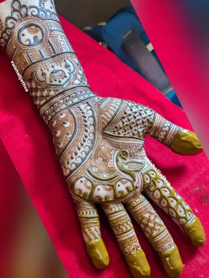 An elephant-lover's design. This pattern is filled with elephant motifs of different sizes, along with a central peacock, creating a lively and joyous feel.
