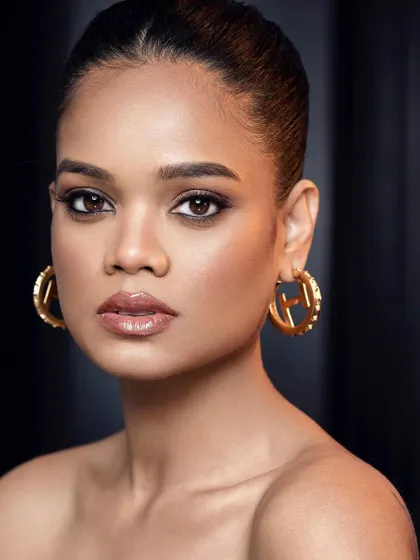A classic, elegant portrait for a Bobbi Brown masterclass. The makeup is natural and bronzed, reflecting the brand's signature aesthetic. The Fendi earrings add a touch of high-fashion luxury.