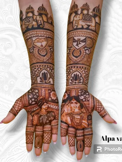 This bridal design combines couple portraits on the palms with a procession of decorated elephants on the arms. It’s a perfect example of mixing personal figures with royal, traditional themes.
