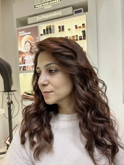 A timeless chestnut brown. This warm, luxurious shade has a glossy finish, and I styled it with curls to show off the rich, multi-tonal dimension.