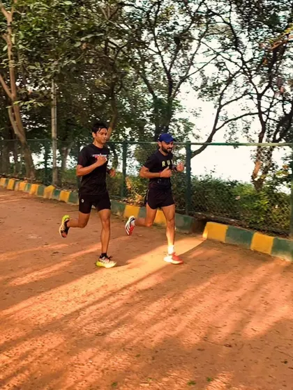 A Sunday endurance run with the team. These long, steady runs are the cornerstone of marathon training, building your aerobic base.