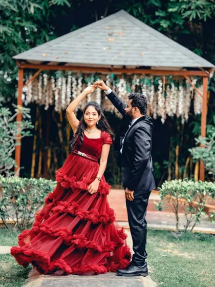 A twirl in the garden shows off the beautiful movement of this maroon ruffle gown. It's a fantastic choice for dynamic and romantic pre-wedding photos.