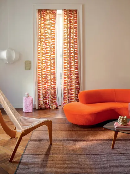 An interplay of stitches and stripes animates this embroidered fabric from Élitis. The sharp graphics and vibrant palette, inspired by pop art, make a bold and modern statement in this living space.