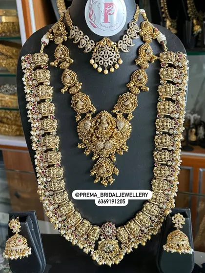 A duplicate image of the grand bridal set.