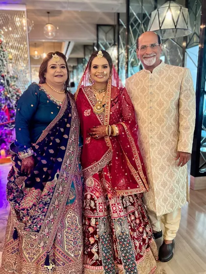 A beautiful family portrait. I also provide makeup services for the entire family, ensuring everyone looks their best with age-appropriate and elegant makeup.