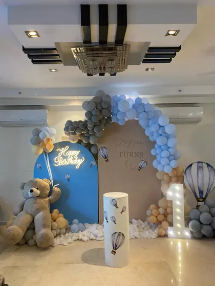 A slightly different angle of the hot air balloon and teddy bear decor, showcasing the beautiful balloon arch and custom backdrops.