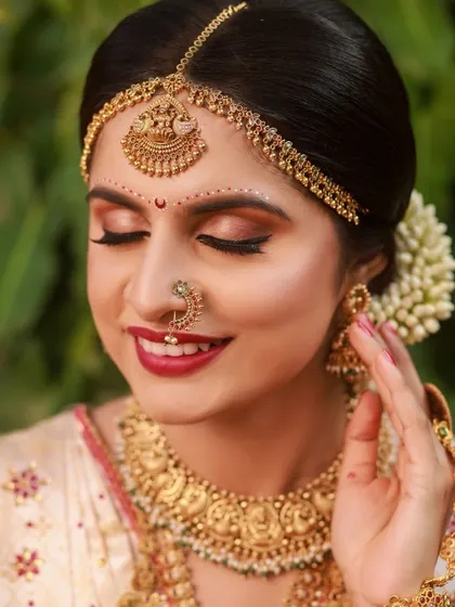 This video reel captures the grace of a Konkani bride. It highlights the unique kaccha saree drape and traditional kholvi, showing the elegance in motion.