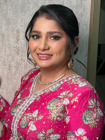 A radiant look for the sister of the bride. The smokey shimmer eye and glowing skin pair beautifully with her vibrant pink floral outfit.