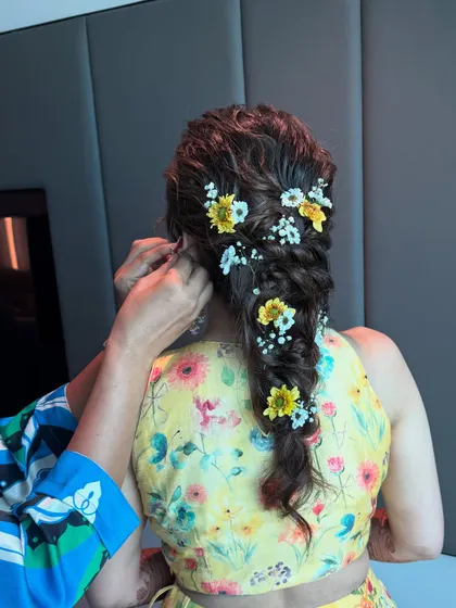 Another angle of the beautiful Haldi braid, perfect inspiration for brides who want a unique and fresh hairstyle.