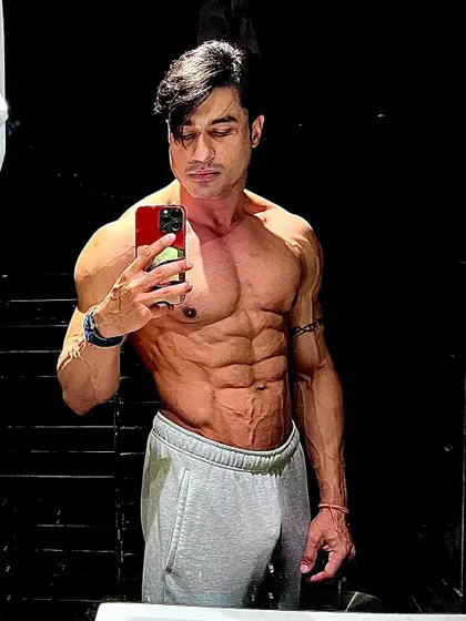 A shredded selfie, reinforcing the mindset of never quitting, no matter how hard it gets.