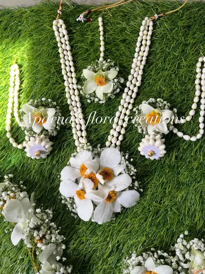 A classic white floral set made with jasmine buds and accented with white and yellow flowers. This is a versatile set for any pre-wedding function.
