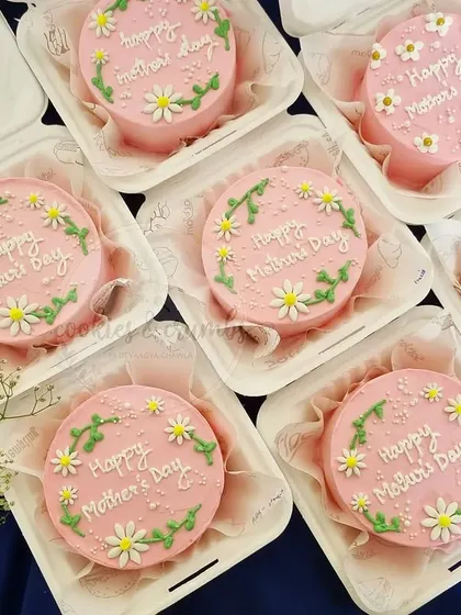 A collection of my daisy-themed Mother's Day bento cakes. I was so busy I barely got a picture, but I love how these turned out.