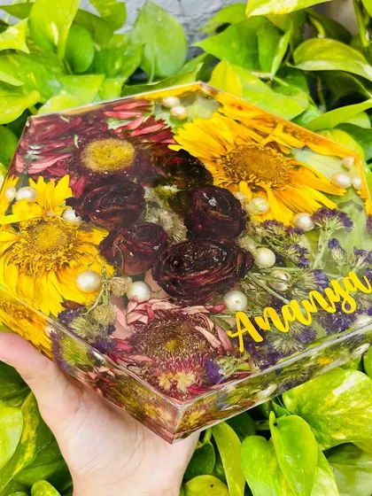 Holding the sunflower and rose hexagon block. The colors are so vibrant, and the flowers are perfectly preserved in the clear resin.