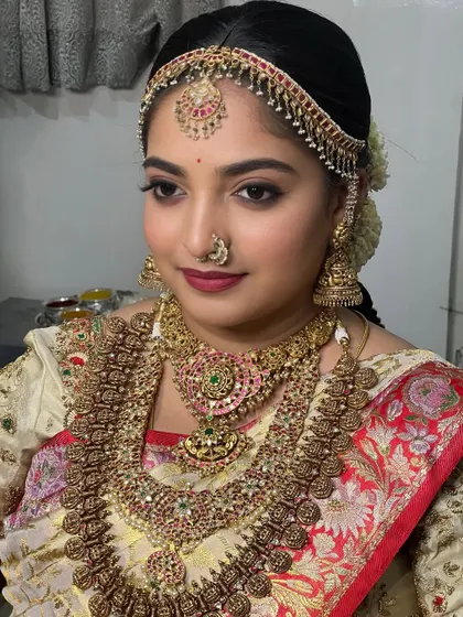 This bride's makeup is a perfect example of classic glamour. You will learn to create a sharp, defined eye with a bold red lip, a timeless combination that is always in demand.