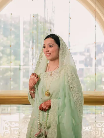 Another shot of this serene Nikah look. The focus is on clean skin and letting her natural beauty shine through, framed by the delicate mint green dupatta.