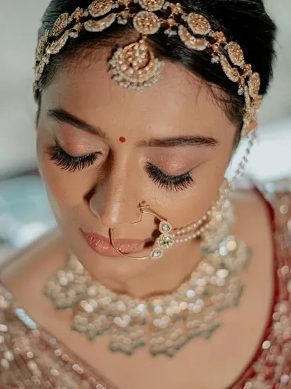 A detailed look at the eye makeup for my sundowner phera bride. I used soft, shimmery eyeshadows to create a romantic and ethereal effect, paired with long, fluttery lashes for that wide-eyed look.