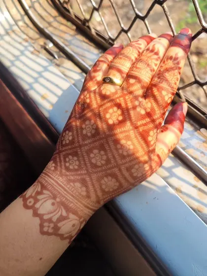 Another angle of this beautiful, mature henna stain. The sunlight catches the rich color, and the delicate floral details in the grid are perfectly preserved.