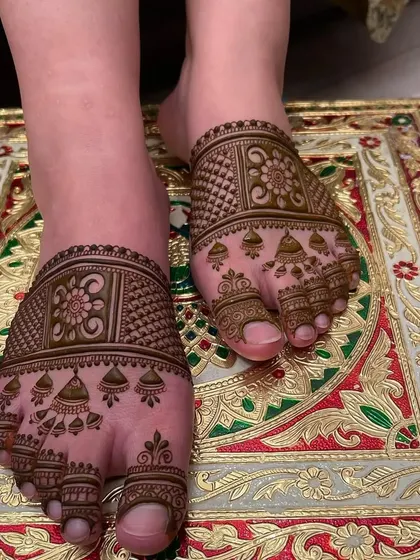 A simple and elegant foot design with jhumka (earring) motifs, perfect for a pre-wedding function or a minimalist bride.