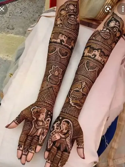 This design is inspired by the divine love of Radha and Krishna. It features the classic depiction of Krishna playing the flute for Radha, a timeless symbol of love and devotion perfect for a wedding.