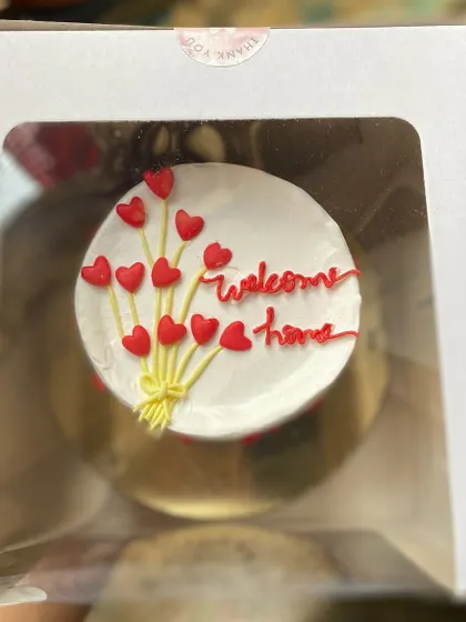 A top view of the heart balloon cake in its box.