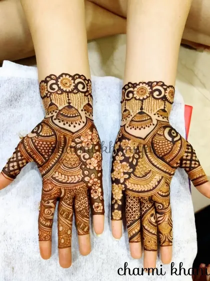 A beautiful and detailed design that's perfect for a close family member of the bride or groom.
