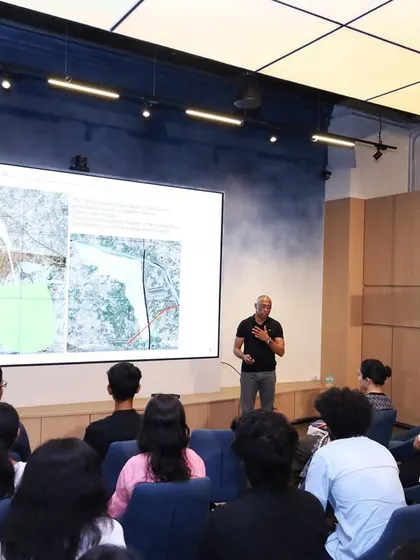 Presenting a case study during my masterclass on the paradigms of architecture.