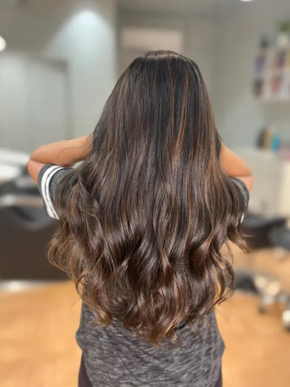 A simple yet stunning caramel brown. The color is rich and glossy, giving the hair a healthy and vibrant appearance.